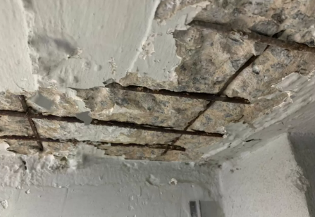 Armadura exposta por carbonatação do concreto em viga