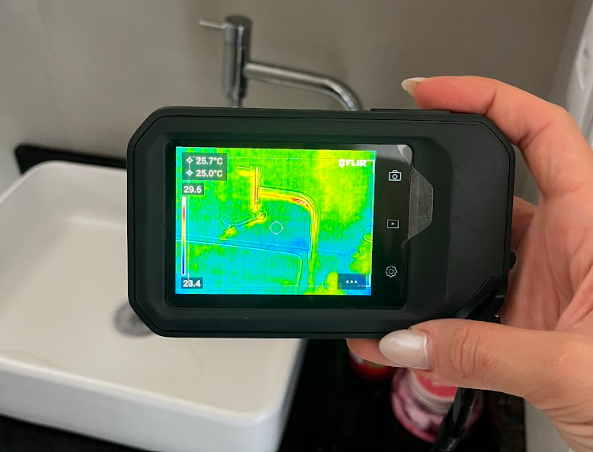 Imagem de termografia infravermelha mostrando diferenças de temperatura